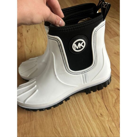 Michael Kors Tucker Rainboot - signature boot *NEW* - Ladies Size 10 no box tran - Picture 6 of 8